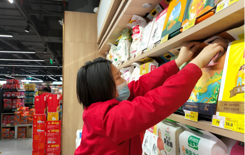 悦龙台店赵艳茹 带病上岗绝不拖团队后腿